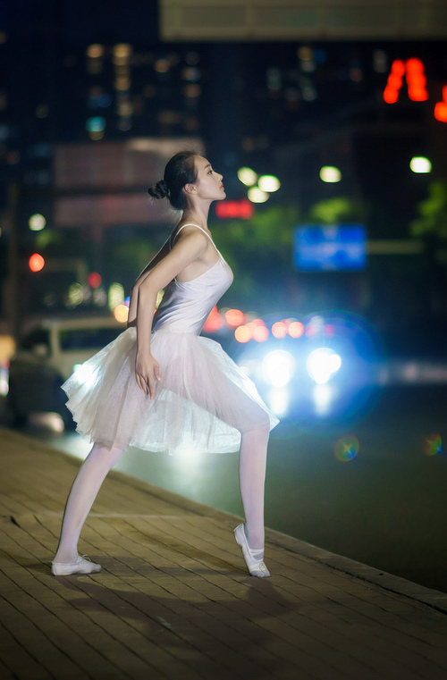 b体育直播-阿森纳在英超中稳居前四，争夺冠军，阿森纳英超冠军哪一年