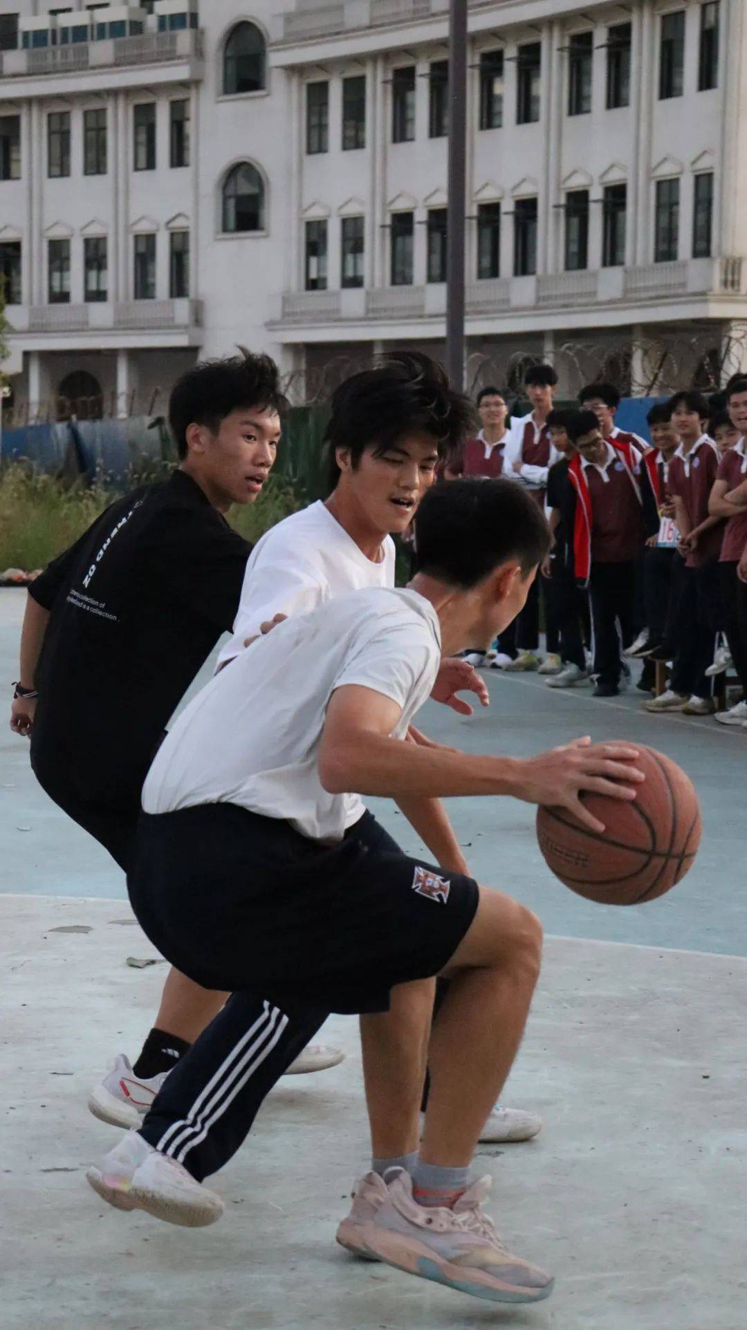 B体育官网：篮球评论：专业分析，客观评价，传递篮球的魅力的简单介绍