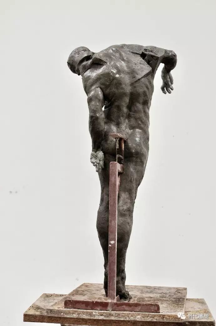 B体育官网：篮球主题的雕塑作品创作理念：用雕塑的形式展现篮球的力量与美感的简单介绍