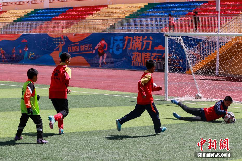 B体育下载-B体育APP:中国足球青训基地举办足球夏令营：培养青少年足球兴趣的简单介绍