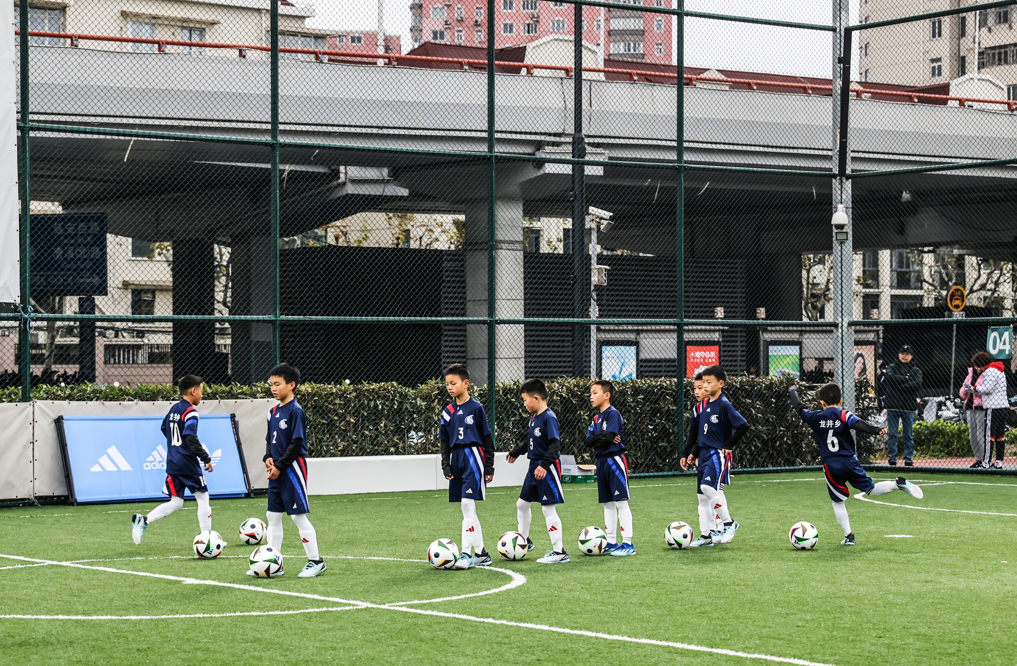 b体育APP-关于爱游戏体育：篮球公益，捐赠篮球器材真的能改变乡村孩子的命运吗？的信息